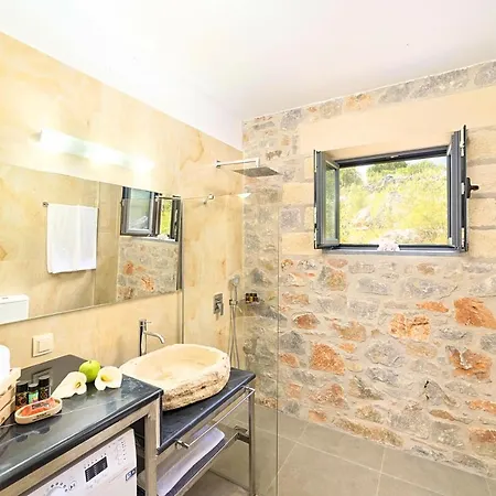 Vardis Heated Pool Βίλα Βρύσες